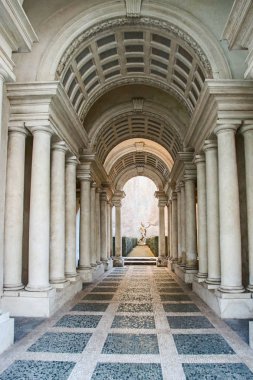 Roma, İtalya, 01/06/2018 üzerinde - perspektif Galerisi Palazzo Spada Francesco Borromini tarafından zorla. Koridor çok kısadır ve onlar göründüğünden daha küçük heykel.