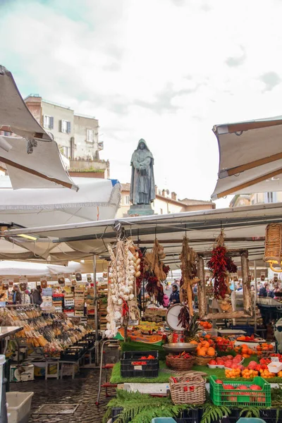 Roma'nın üzerine 01/04/2018 - Campo dei fiori Pazar ve heykel Giordano Bruno Roma, İtalya