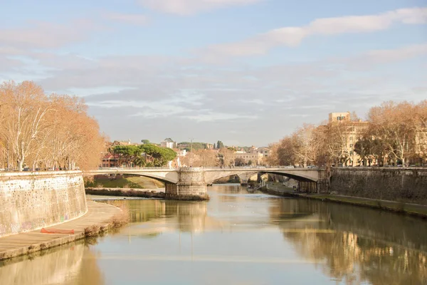 Προβολή Των Όχθεων Ποταμού Τίβερη Και Αστικό Τοπίο Της Ρώμης — Φωτογραφία Αρχείου