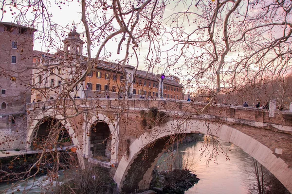 Προβολή Των Όχθεων Ποταμού Τίβερη Και Αστικό Τοπίο Της Ρώμης — Φωτογραφία Αρχείου