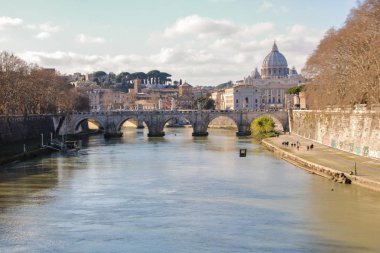 Tiber, Sant'Angelo Köprüsü ve San Pietro Kilisesi kubbe görünümü