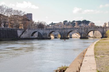 Tiber, Sant'Angelo Köprüsü ve San Pietro Kilisesi kubbe görünümü