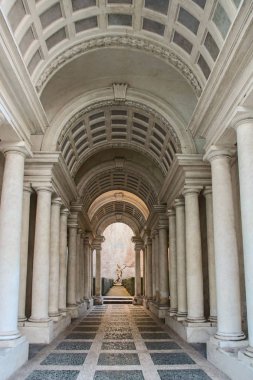 Roma, İtalya, 01/06/2018 üzerinde - perspektif Galerisi Palazzo Spada Francesco Borromini tarafından zorla. Koridor çok kısadır ve onlar göründüğünden daha küçük heykel.
