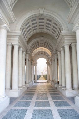 Roma, İtalya, 01/06/2018 üzerinde - perspektif Galerisi Palazzo Spada Francesco Borromini tarafından zorla. Koridor çok kısadır ve onlar göründüğünden daha küçük heykel.