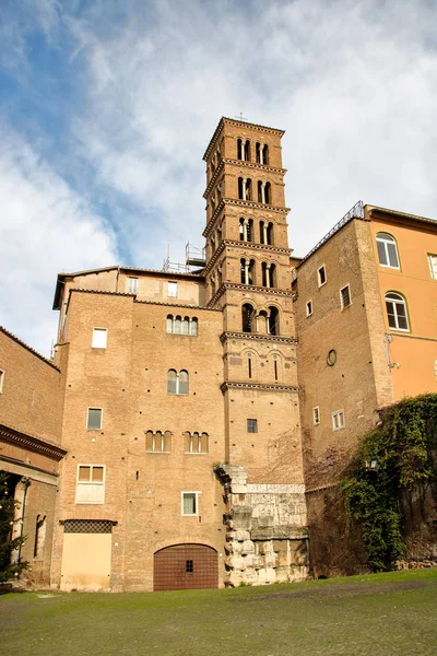 Chiesa Medievale Giovanni Paolo Con Suo Meraviglioso Campanile Sul Colle — Foto Stock