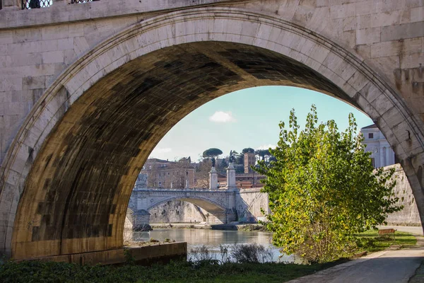 Άποψη Του Τίβερη Και Sant Angelo Γέφυρα Στη Ρώμη Ιταλία — Φωτογραφία Αρχείου