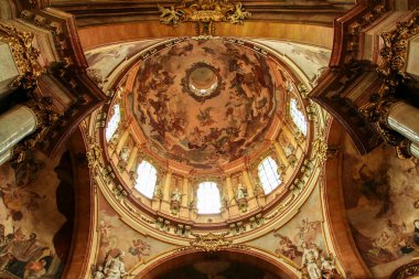 İç barok Kilisesi Saint Nicholas ve tavan fresk Aziz Nikolaos tanrılaştırma Prag, Çek Cumhuriyeti için tasvir,