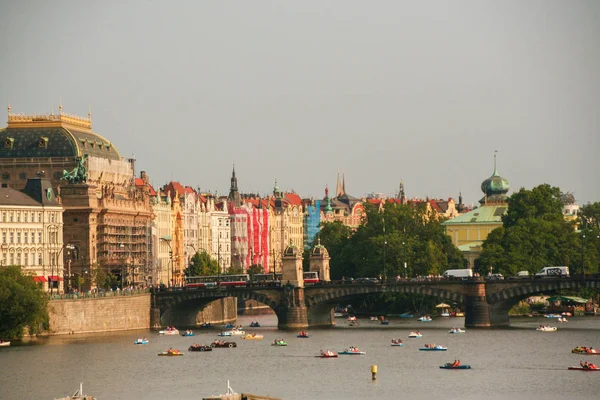 Cityscape Prag Vltava Nehri Üzerinde — Stok fotoğraf