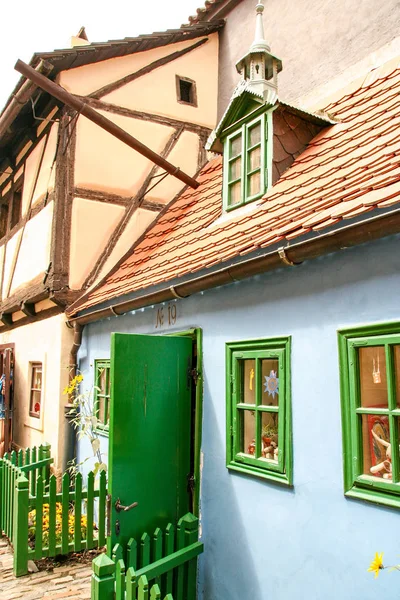 Типичные Дома Золотой Аллеи Пражском Замке Чехия — стоковое фото