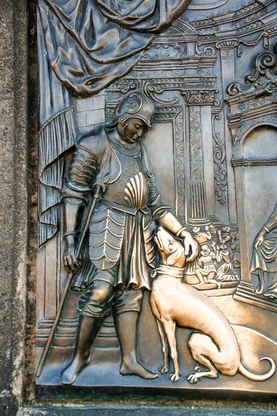 Plack Statyn John Nepomuk Med Hunden Att Röra Som Betyder — Stockfoto