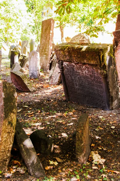 古いユダヤ人の墓地は 最も重要なユダヤ人の歴史的建造物でプラハ チェコ共和国の一つ — ストック写真