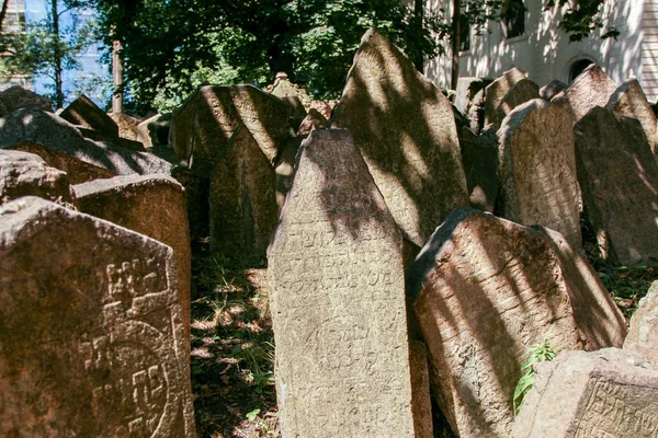 2015 古いユダヤ人の墓地の つ最も重要なユダヤ人の歴史的建造物でプラハ チェコ共和国のプラハ チェコ共和国 — ストック写真