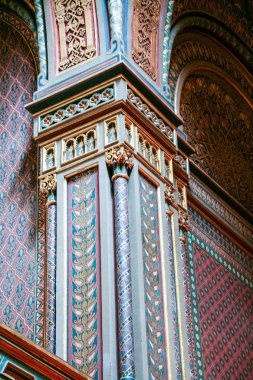 Prag'da - Çek Cumhuriyeti - 07/27/2015 üzerinde-İspanyolca sinagog salonda adam kubbe