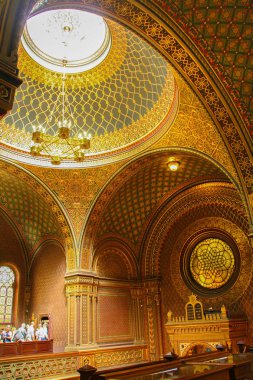 Prag'da - Çek Cumhuriyeti - 07/27/2015 üzerinde-İspanyolca sinagog salonda adam kubbe