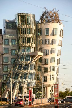 Nationale Nederlanden bilinen adıyla The House dans veya Fred ve Ginger, Prag, Çek Vlado MIL Hırvat-çek mimar tarafından tasarlanan Cumhuriyeti, Ranovo nbre (Ran dolgu) bina