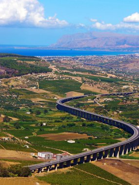  derecede sit alanı Segesta-Calatafimi, Sicilya, İtalya'nın Segesta şehir Yunan Tiyatrosundan görüş denize gizlice yol