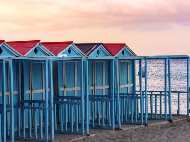satır kabinleri üzerinde Mondello beach, Palermo, Sicilya, İtalya 