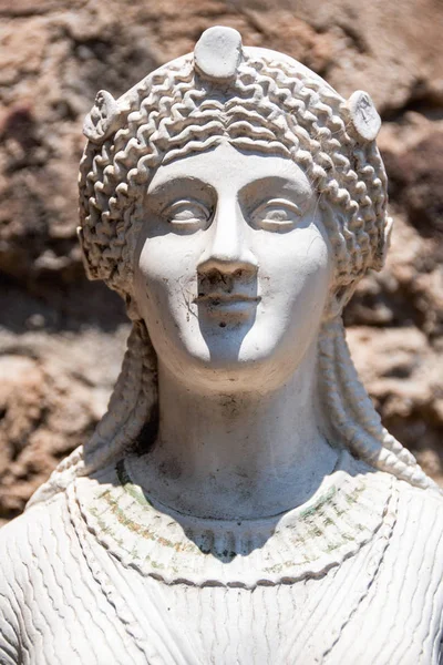 ポンペイ 2017 のヴェスヴィオ山の噴火によって破壊されたポンペイの古代ローマの町で Iside を象徴する女性像 — ストック写真
