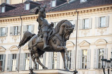 Turin - İtalya - Nisan 2017 - Tarih anıt Emmanuel Philibert Piazza San Carlo, St. Charles Meydanı