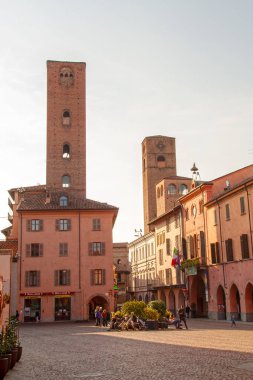 Alba adlı - İtalya - Nisan 2017 üzerinde-Piemonte, İtalya Katedral Meydanı