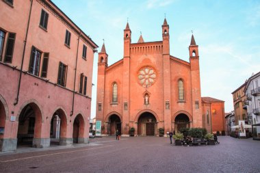 Alba - tarih - 04-/ 14/2017, Alba şehir ve onun Katedrali, Piemonte, İtalya