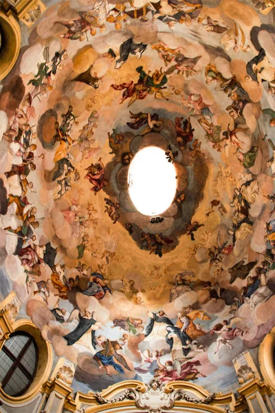 マグダラのマリア教会 デッラ イタリア ピエモンテ州アルバでのヴォールトの天井 — ストック写真