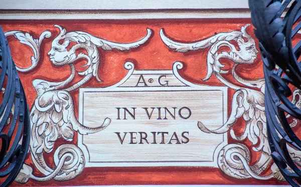 Verità Nel Vino Segno Latino Muro Alba Piemonte Italia — Foto Stock