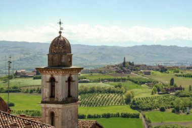 Govone köyü ve İtalya 'nın Piedmont kentindeki Langhe manzarası.