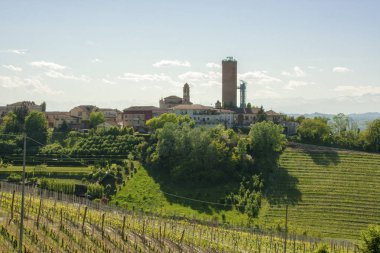 Langhe ve onun Kulesi, Piedmont, İtalya ile Barbaresco Köyü manzara