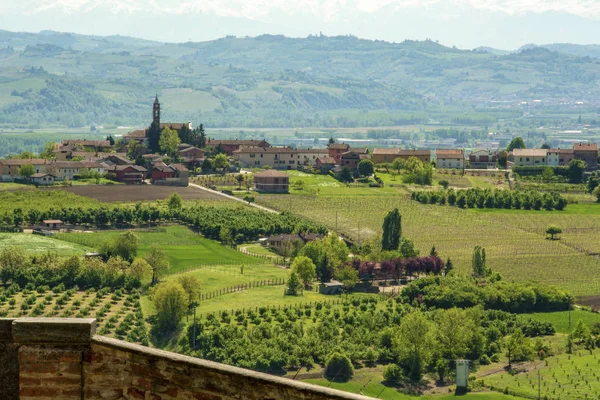 Govone köyü ve İtalya 'nın Piedmont kentindeki Langhe manzarası.