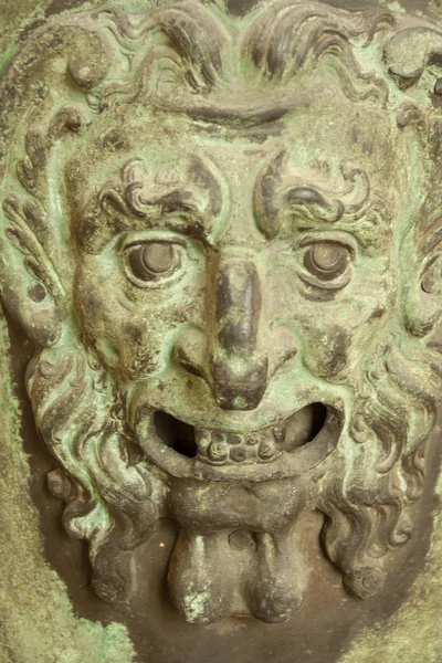 Detalhe Rosto Humano Vaso Bronze Velho — Fotografia de Stock