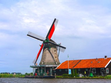 Zaanse Schans'a Noord-Holland Eyaleti, Amsterdam yakınındaki bir ücretsiz Müzesi parkında yel değirmenleri
