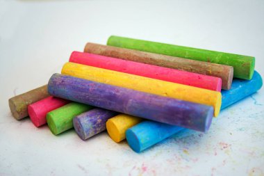 farklı pastel renklerde tebeşirler