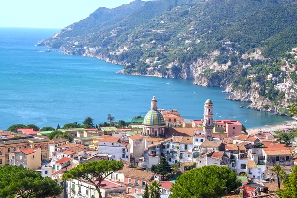 Manzara Vietri sul Mare, güzel kasaba Amalfi Coast, Campania, İtalya