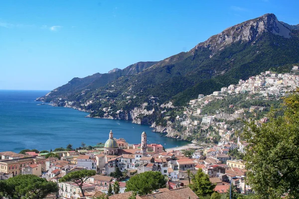 Manzara Vietri sul Mare, güzel kasaba Amalfi Coast, Campania, İtalya