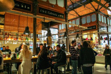 Madrid İspanya - Şubat 2010 - Market, San Miguel'de İspanyolca, Mercado de San Micuel, en ünlü kapalı çarşısının Madrid