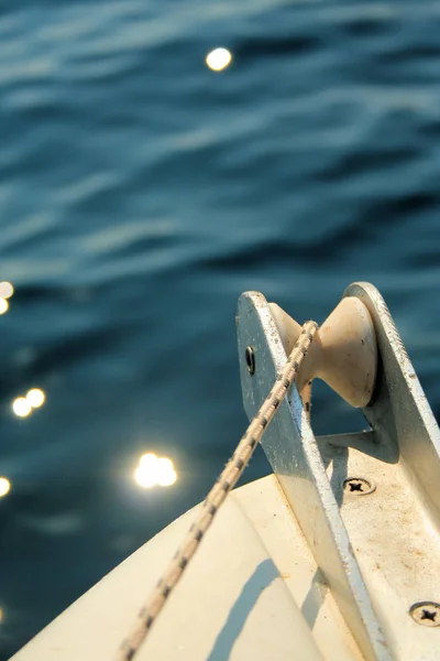 Bilden Fören Båt Som Seglar Blå Glänsande Havet — Stockfoto