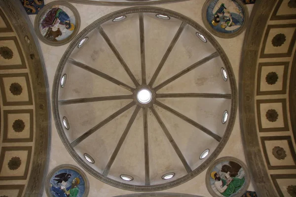 Das gewölbe der pazzi-kapelle — Stockfoto