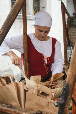 Tallin eski kasabasında geleneksel elbiseler giyen kız