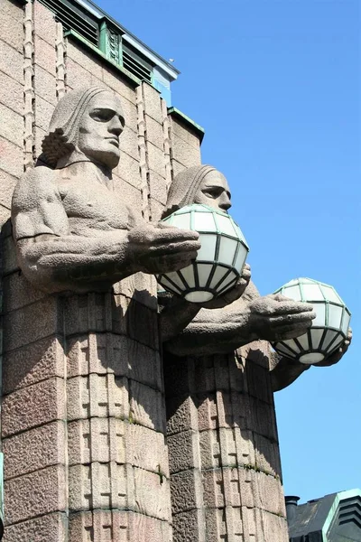 Estatuas con lámparas esféricas en la estación de tren de Helsinki — Foto de Stock