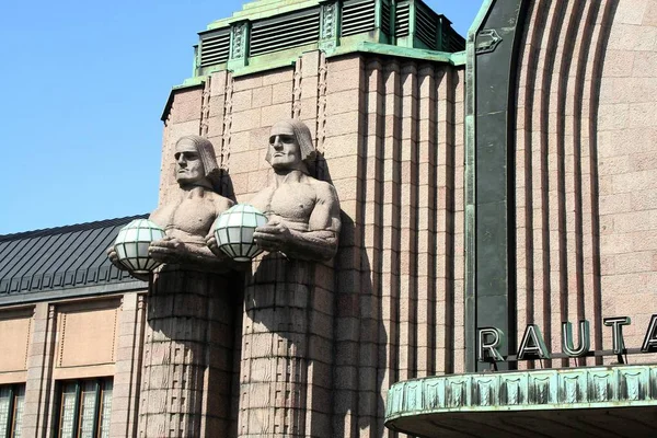 Статуи со сферическими лампами на железнодорожном вокзале Хельсинки — стоковое фото