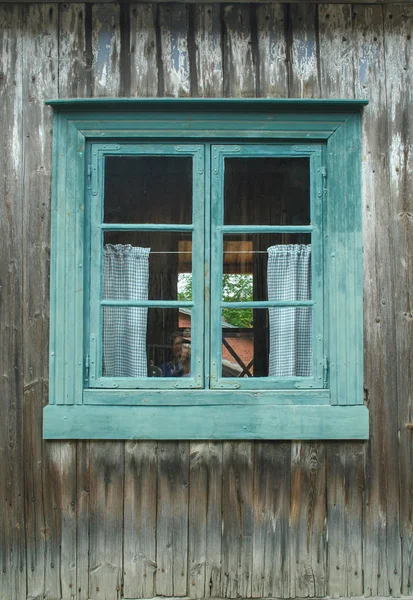 Деревянное старое окно — стоковое фото