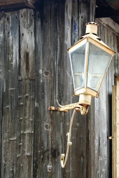 Деталь лампы на деревянном коттедже — стоковое фото