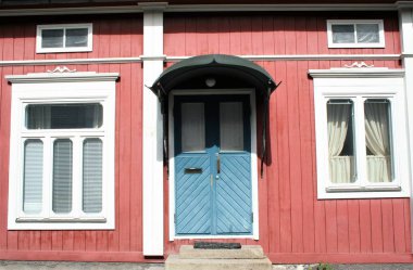 Kapı ve pencerelerin bulunduğu ahşap eski cephe