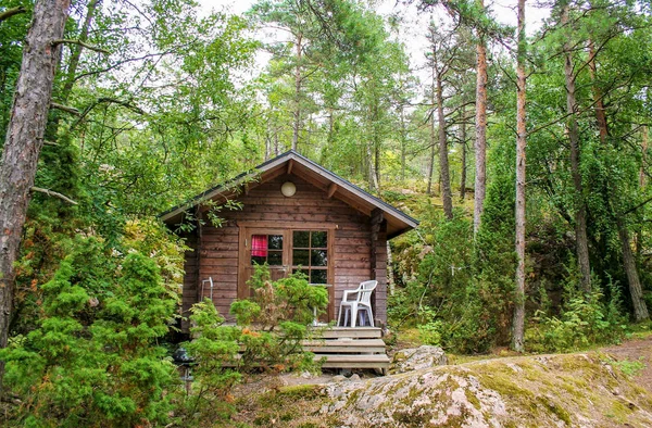 Pequena casa de campo em madeiras finlandesas — Fotografia de Stock