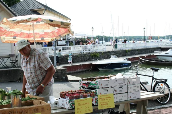 Vendedor de frutas frescas en Naantali, Finlandia — Foto de Stock