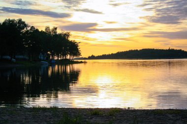 Finlandiya 'da günbatımı gölleri