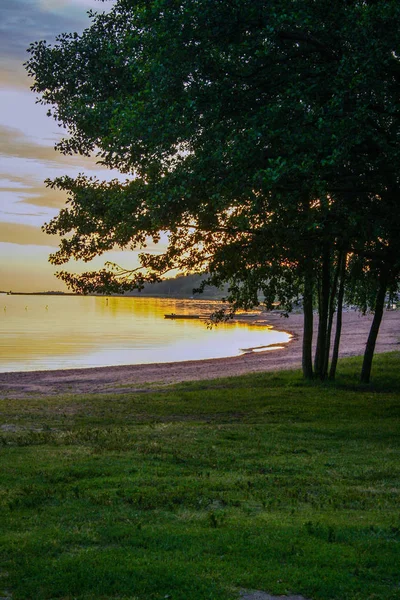 Lakescape ao pôr do sol na Finlândia — Fotografia de Stock