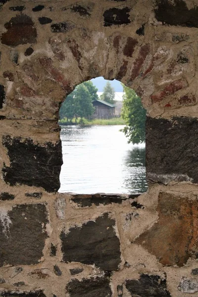 萨翁林纳中世纪城堡墙上的窗户 — 图库照片