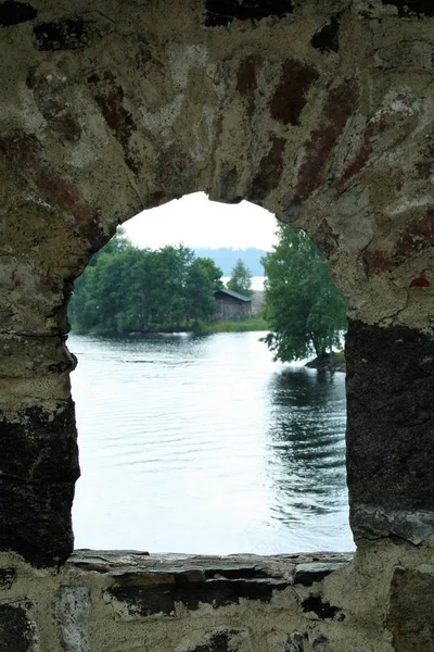 萨翁林纳中世纪城堡墙上的窗户 — 图库照片